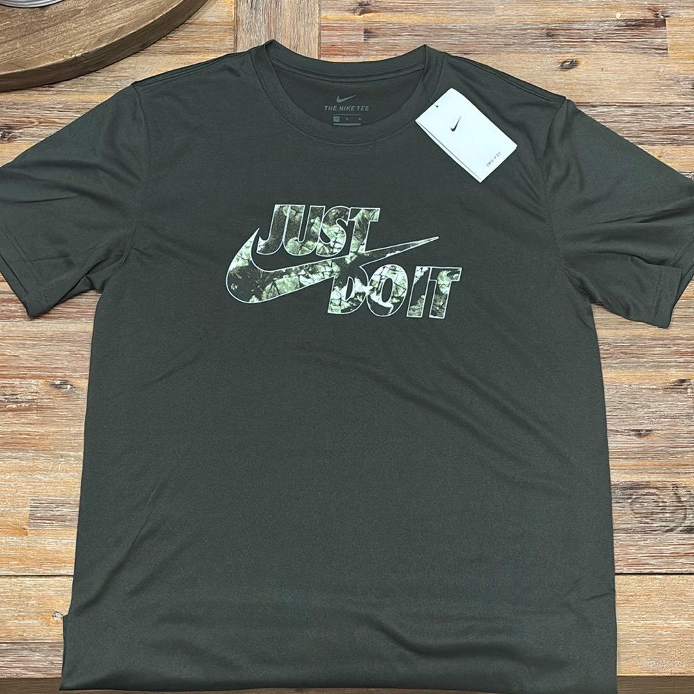 NWT Nike Men’s Dri-Fit Tee Size Medium.
